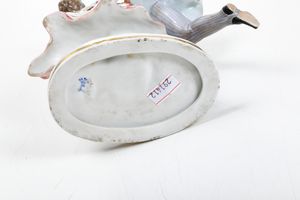 Una scatola e tre figurine.<BR>Nove, XIX secolo e Germania XX secolo.  - Asta Maioliche, Porcellane e Vetri - Associazione Nazionale - Case d'Asta italiane