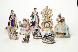 Diverse figurine e un orologio, XX secolo.  - Asta Maioliche, Porcellane e Vetri - Associazione Nazionale - Case d'Asta italiane