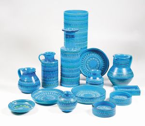 Quattordici diverse ceramiche Rimini Blu.<BR>Montelupo Fiorentino, Manifattura Bitossi, dopo il 1959.<BR>Design di Aldo Londi.  - Asta Maioliche, Porcellane e Vetri - Associazione Nazionale - Case d'Asta italiane