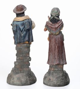 Coppia di figurine raffiguranti gitani.<BR>Germania, Johann Maresch, prima met del XX secolo.  - Asta Maioliche, Porcellane e Vetri - Associazione Nazionale - Case d'Asta italiane