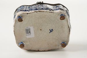 Portagioie.<BR>Probabilmente Olanda, Manifattura di Delft, XIX-XX secolo.  - Asta Maioliche, Porcellane e Vetri - Associazione Nazionale - Case d'Asta italiane