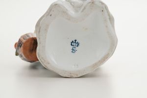 Figurina.<BR>Germania, Turingia, Manifattura di Sitzendorf, XX secolo.  - Asta Maioliche, Porcellane e Vetri - Associazione Nazionale - Case d'Asta italiane