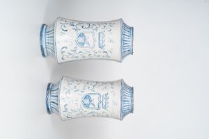 Coppia di grandi albarelli datati 1751.<BR>Probabilmente Napoli, XX secolo.  - Asta Maioliche, Porcellane e Vetri - Associazione Nazionale - Case d'Asta italiane