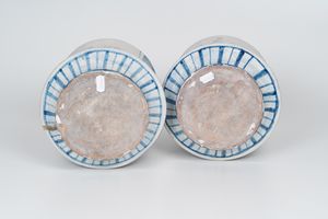 Coppia di grandi albarelli datati 1751.<BR>Probabilmente Napoli, XX secolo.  - Asta Maioliche, Porcellane e Vetri - Associazione Nazionale - Case d'Asta italiane