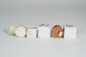 Cinque spargi polverino. Diverse manifatture europee tra cui Napoli, Doccia, XVIII e inizio del XIX secolo.  - Asta Maioliche, Porcellane e Vetri - Associazione Nazionale - Case d'Asta italiane