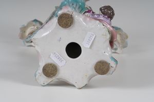 Candelabro figurato.<BR>Probabilmente Germania, Turingia, seconda met del XIX secolo.  - Asta Maioliche, Porcellane e Vetri - Associazione Nazionale - Case d'Asta italiane