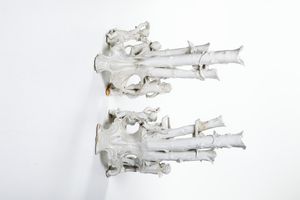 Coppia di gruppi portafiori.<BR>Veneto, probabilmente Nove, XX secolo.  - Asta Maioliche, Porcellane e Vetri - Associazione Nazionale - Case d'Asta italiane