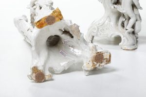 Coppia di gruppi portafiori.<BR>Veneto, probabilmente Nove, XX secolo.  - Asta Maioliche, Porcellane e Vetri - Associazione Nazionale - Case d'Asta italiane