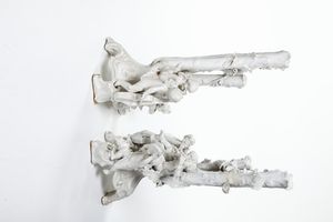 Coppia di gruppi portafiori.<BR>Veneto, probabilmente Nove, XX secolo.  - Asta Maioliche, Porcellane e Vetri - Associazione Nazionale - Case d'Asta italiane