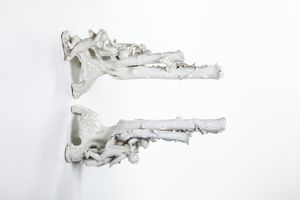 Coppia di gruppi portafiori.<BR>Veneto, probabilmente Nove, XX secolo.  - Asta Maioliche, Porcellane e Vetri - Associazione Nazionale - Case d'Asta italiane