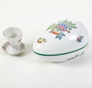 Un cofanetto a forma di uovo e un portauovo.<BR>Ungheria, Manifattura Herend, XX secolo.  - Asta Maioliche, Porcellane e Vetri - Associazione Nazionale - Case d'Asta italiane