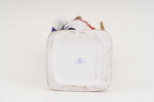 Figurina del generale Nicolas Jean-de-Dieu Soult.<BR>Germania, Manifattura di Scheibe-Alsbach (Turingia), XX secolo.  - Asta Maioliche, Porcellane e Vetri - Associazione Nazionale - Case d'Asta italiane