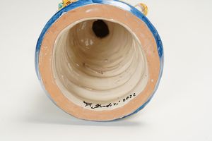 Porta lume.<BR>Caltagirone, firmato e datato A.Iudici, 2022.  - Asta Maioliche, Porcellane e Vetri - Associazione Nazionale - Case d'Asta italiane