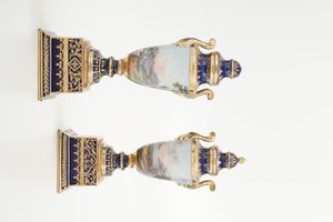 Coppia di vasi a tema achilleo.<BR>Probabilmente Boemia, XIX secolo.  - Asta Maioliche, Porcellane e Vetri - Associazione Nazionale - Case d'Asta italiane