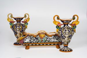 Coppia di vasi e centrotavola.<BR>Italia centrale, prima met del XX secolo.  - Asta Maioliche, Porcellane e Vetri - Associazione Nazionale - Case d'Asta italiane