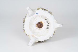 Grande candeliere.<BR>Germania, Prussia, Manifattura di Plaue, 1890-1900 circa.  - Asta Maioliche, Porcellane e Vetri - Associazione Nazionale - Case d'Asta italiane