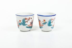 Coppia di tazze con piattino.<BR>Veneto, probabilmente Nove, XIX secolo.  - Asta Maioliche, Porcellane e Vetri - Associazione Nazionale - Case d'Asta italiane