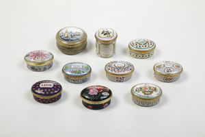 Lotto di 10 scatoline.<BR>Inghilterra, Halcyon Days Enamels, fine del XX secolo.  - Asta Maioliche, Porcellane e Vetri - Associazione Nazionale - Case d'Asta italiane