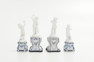 Quattro sculturine di putti su basi.<BR>Doccia, Manifattura Richard Ginori (piedistalli), XX secolo. <BR>  - Asta Maioliche, Porcellane e Vetri - Associazione Nazionale - Case d'Asta italiane