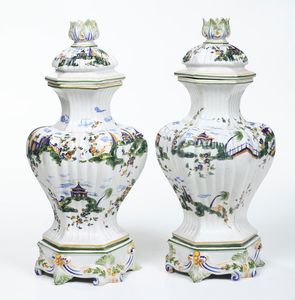 Coppia di vasi.<BR>Nove, XX secolo.  - Asta Maioliche, Porcellane e Vetri - Associazione Nazionale - Case d'Asta italiane