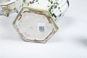 Coppia di vasi.<BR>Nove, XX secolo.  - Asta Maioliche, Porcellane e Vetri - Associazione Nazionale - Case d'Asta italiane