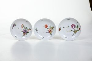 Tre tazzine con piattino. <BR>Nove, Maifattura Antonibon, XVIII secolo.  - Asta Maioliche, Porcellane e Vetri - Associazione Nazionale - Case d'Asta italiane