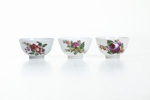 Tre tazzine con piattino. <BR>Nove, Maifattura Antonibon, XVIII secolo.  - Asta Maioliche, Porcellane e Vetri - Associazione Nazionale - Case d'Asta italiane