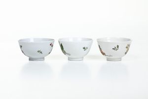 Tre tazzine con piattino. <BR>Nove, Maifattura Antonibon, XVIII secolo.  - Asta Maioliche, Porcellane e Vetri - Associazione Nazionale - Case d'Asta italiane