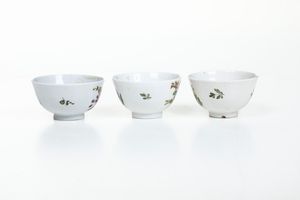 Tre tazzine con piattino. <BR>Nove, Maifattura Antonibon, XVIII secolo.  - Asta Maioliche, Porcellane e Vetri - Associazione Nazionale - Case d'Asta italiane