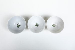 Tre tazzine con piattino. <BR>Nove, Maifattura Antonibon, XVIII secolo.  - Asta Maioliche, Porcellane e Vetri - Associazione Nazionale - Case d'Asta italiane