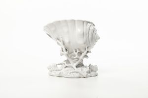 Coppa a forma di conchiglia.<BR>Doccia, Manifattura Richard Ginori, XX secolo.<BR>  - Asta Maioliche, Porcellane e Vetri - Associazione Nazionale - Case d'Asta italiane