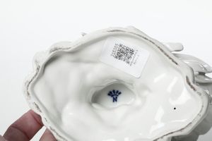 Coppa a forma di conchiglia.<BR>Doccia, Manifattura Richard Ginori, XX secolo.<BR>  - Asta Maioliche, Porcellane e Vetri - Associazione Nazionale - Case d'Asta italiane