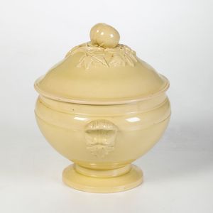 Zuppiera.<BR>Francia, Bottega Bonnet, XX secolo.<BR>  - Asta Maioliche, Porcellane e Vetri - Associazione Nazionale - Case d'Asta italiane