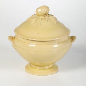 Zuppiera.<BR>Francia, Bottega Bonnet, XX secolo.<BR>  - Asta Maioliche, Porcellane e Vetri - Associazione Nazionale - Case d'Asta italiane