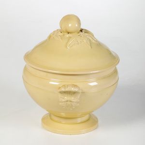 Zuppiera.<BR>Francia, Bottega Bonnet, XX secolo.<BR>  - Asta Maioliche, Porcellane e Vetri - Associazione Nazionale - Case d'Asta italiane