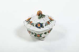 Piccola terrina con coperchio.<BR>Veneto, probabilmente Nove, XIX secolo.  - Asta Maioliche, Porcellane e Vetri - Associazione Nazionale - Case d'Asta italiane