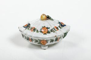 Piccola terrina con coperchio.<BR>Veneto, probabilmente Nove, XIX secolo.  - Asta Maioliche, Porcellane e Vetri - Associazione Nazionale - Case d'Asta italiane