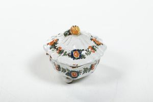 Piccola terrina con coperchio.<BR>Veneto, probabilmente Nove, XIX secolo.  - Asta Maioliche, Porcellane e Vetri - Associazione Nazionale - Case d'Asta italiane