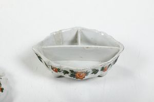 Piccola terrina con coperchio.<BR>Veneto, probabilmente Nove, XIX secolo.  - Asta Maioliche, Porcellane e Vetri - Associazione Nazionale - Case d'Asta italiane