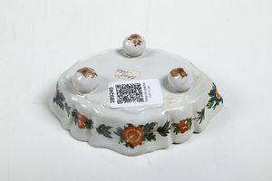 Piccola terrina con coperchio.<BR>Veneto, probabilmente Nove, XIX secolo.  - Asta Maioliche, Porcellane e Vetri - Associazione Nazionale - Case d'Asta italiane