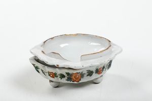 Piccola terrina con coperchio.<BR>Veneto, probabilmente Nove, XIX secolo.  - Asta Maioliche, Porcellane e Vetri - Associazione Nazionale - Case d'Asta italiane