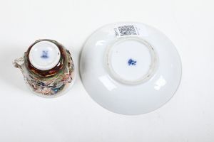 Tazza con piattino.<BR>Turingia, XX secolo.  - Asta Maioliche, Porcellane e Vetri - Associazione Nazionale - Case d'Asta italiane