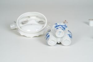 Quattro servizi da scrittoio, XIX e XX secolo.  - Asta Maioliche, Porcellane e Vetri - Associazione Nazionale - Case d'Asta italiane