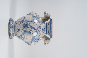 Vaso biansato. <BR>Probabilmente Liguria, XX secolo.  - Asta Maioliche, Porcellane e Vetri - Associazione Nazionale - Case d'Asta italiane