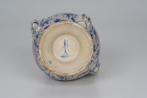 Vaso biansato. <BR>Probabilmente Liguria, XX secolo.  - Asta Maioliche, Porcellane e Vetri - Associazione Nazionale - Case d'Asta italiane