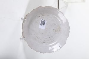 Tre piatti.<BR>Veneto, XIX secolo.  - Asta Maioliche, Porcellane e Vetri - Associazione Nazionale - Case d'Asta italiane