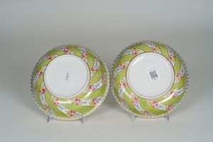 Coppia di piatti fondi.<BR>Probabilmente Parigi, XIX-XX secolo.  - Asta Maioliche, Porcellane e Vetri - Associazione Nazionale - Case d'Asta italiane