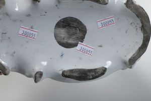 Tre gruppi con scene galanti.<BR>Manifatture diverse (Turingia e Parigi), XIX-XX secolo.  - Asta Maioliche, Porcellane e Vetri - Associazione Nazionale - Case d'Asta italiane