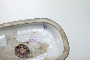 Tre gruppi con scene galanti.<BR>Manifatture diverse (Turingia e Parigi), XIX-XX secolo.  - Asta Maioliche, Porcellane e Vetri - Associazione Nazionale - Case d'Asta italiane