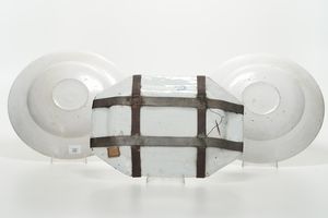 Lotto di tre piatti.<BR>Italia e Francia, XIX secolo.  - Asta Maioliche, Porcellane e Vetri - Associazione Nazionale - Case d'Asta italiane